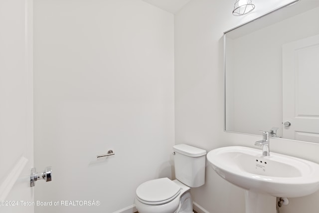 bathroom featuring toilet and sink