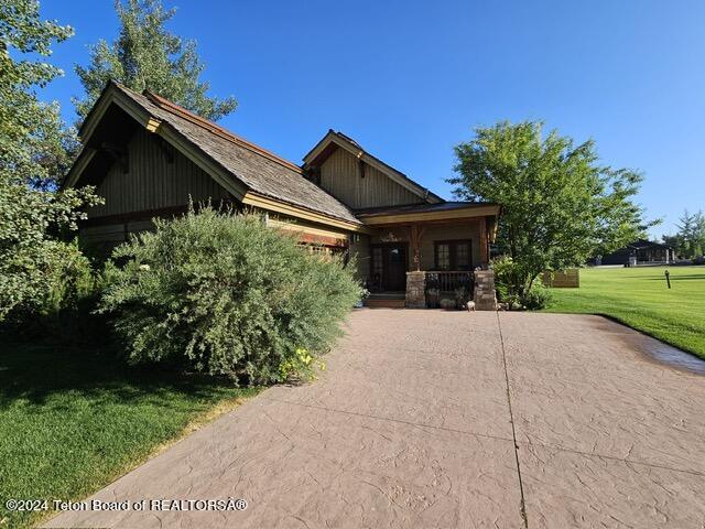 view of front of property featuring a front lawn