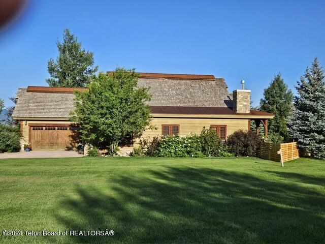 view of front of property with a front lawn