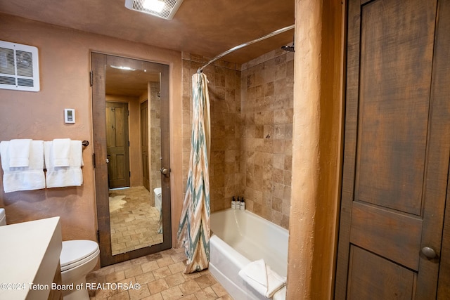 full bathroom featuring toilet, shower / tub combo with curtain, and vanity