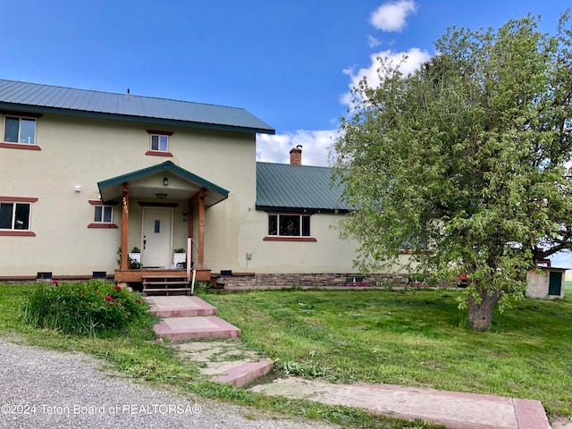 view of front of home featuring a front yard