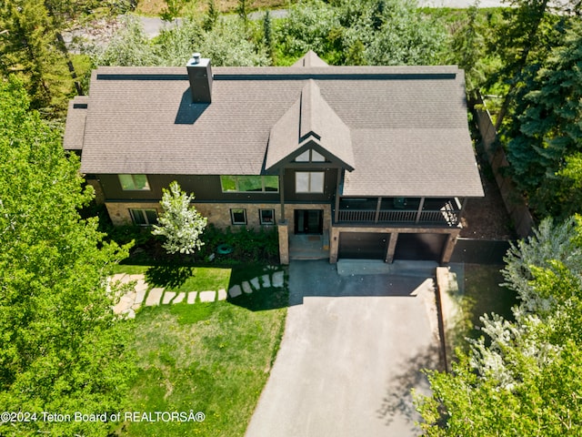 view of front of property featuring a front lawn