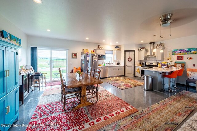 dining area featuring sink and ceiling fan