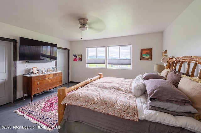 bedroom with ceiling fan