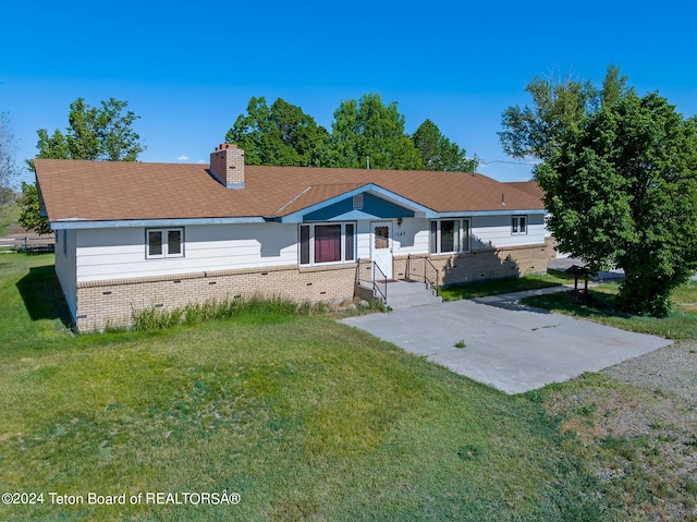 single story home with a front yard