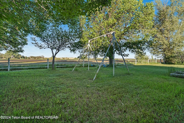 view of yard featuring a rural view