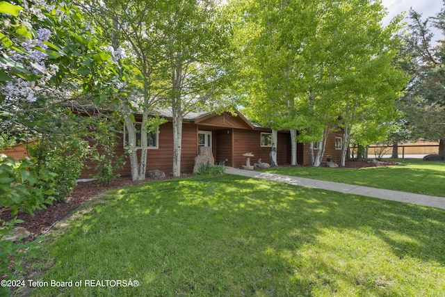 view of front of property featuring a front lawn