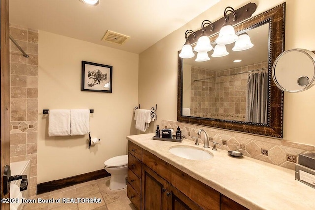 full bath featuring visible vents, toilet, vanity, tiled shower, and baseboards