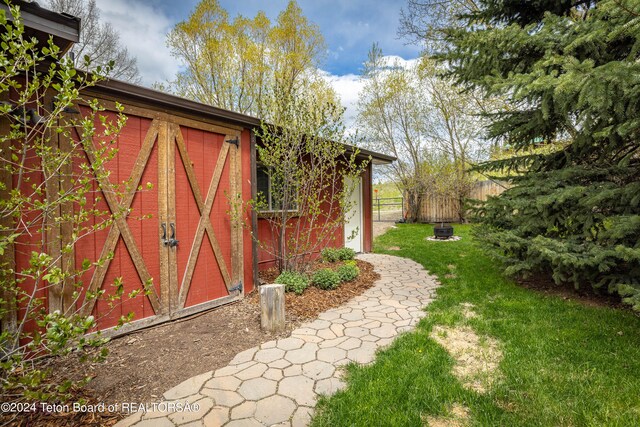 view of yard with a storage shed