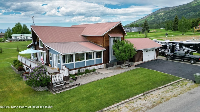 view of front of home featuring a mountain view and a front lawn