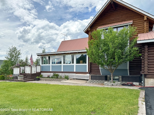 view of front of property featuring a front lawn