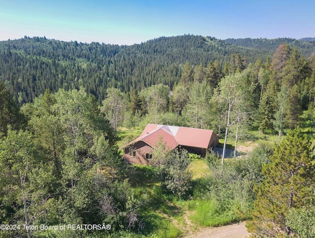 birds eye view of property featuring a forest view