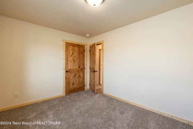 unfurnished room featuring carpet