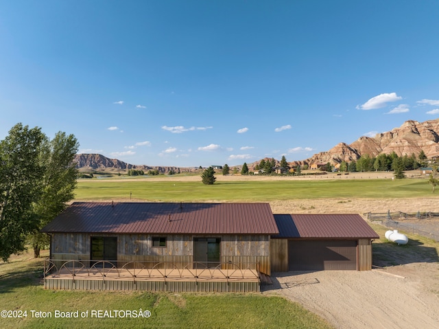 view of front of home featuring a mountain view and a front yard