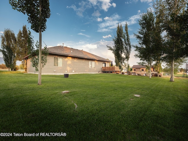 view of yard at dusk