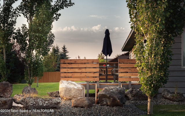 view of yard at dusk