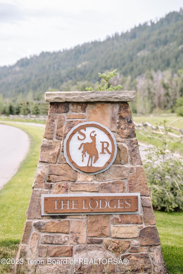 community sign featuring a mountain view