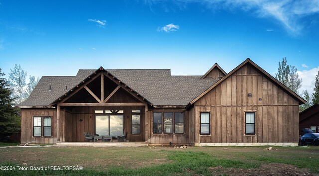 view of front of property featuring a front yard