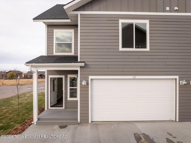 view of front of property featuring a front yard and a garage