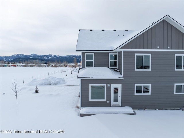 view of front of property with a mountain view