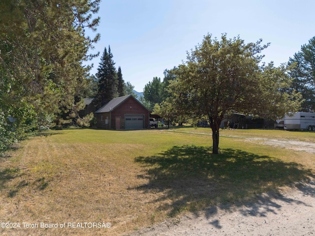 view of yard with an outbuilding and a garage