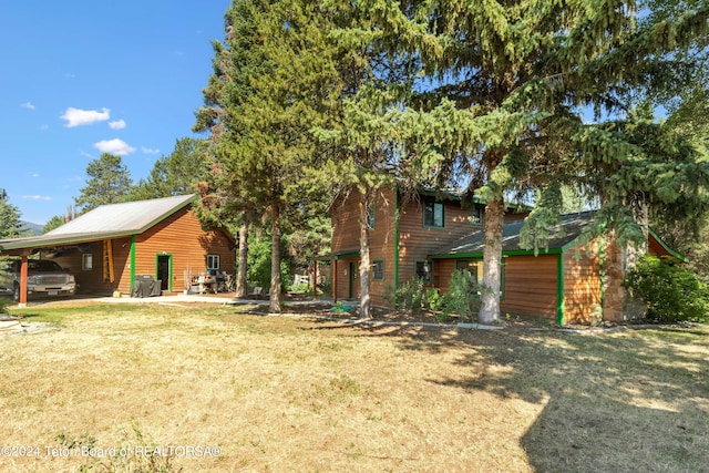 view of front facade featuring a carport and a front lawn