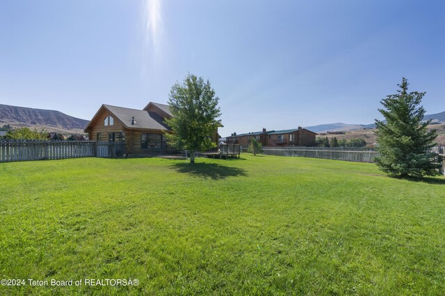 view of yard featuring a mountain view