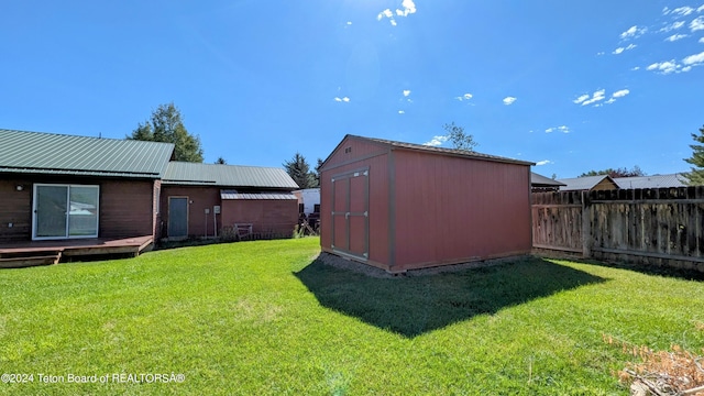 view of yard with a storage unit