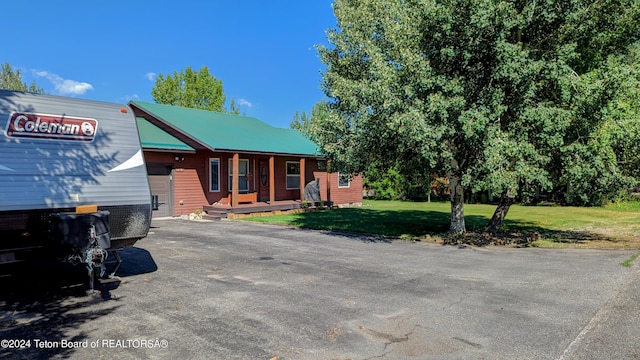 view of front of property featuring a front yard