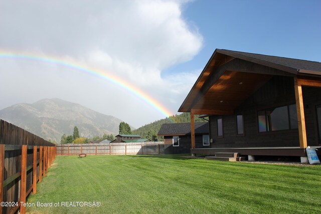 view of yard featuring a mountain view