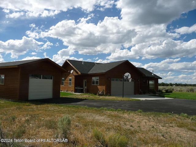 view of front facade with a garage and driveway