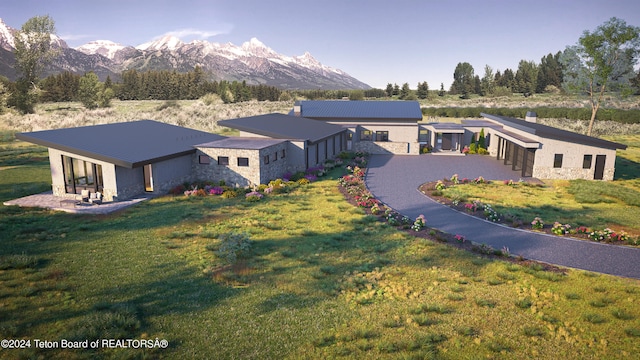 view of front of property with a mountain view and a front yard