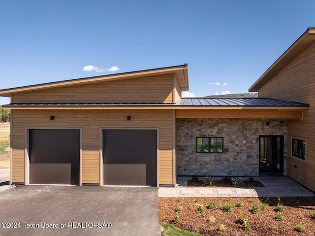 view of front facade featuring a garage