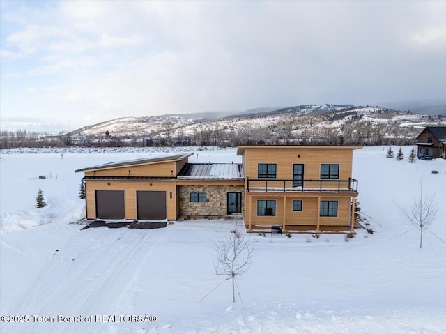 view of front of property featuring a mountain view