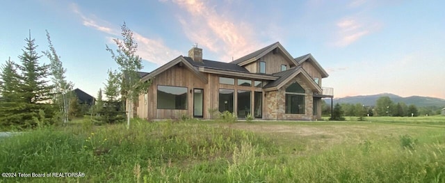 view of front of house with a front lawn