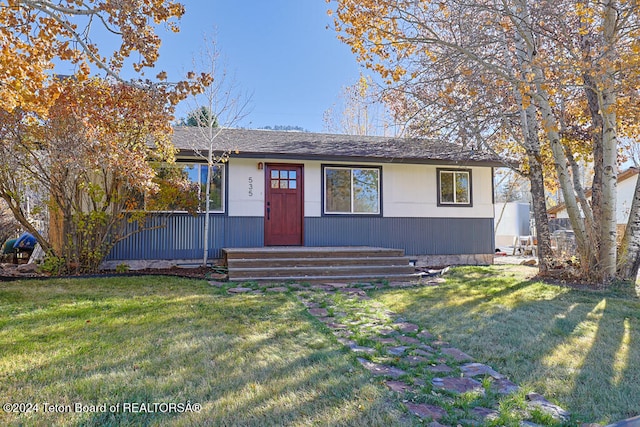 view of front of house featuring a front yard