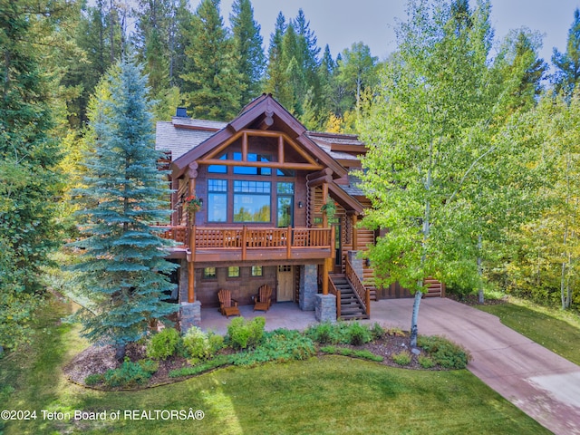 log cabin with a front yard