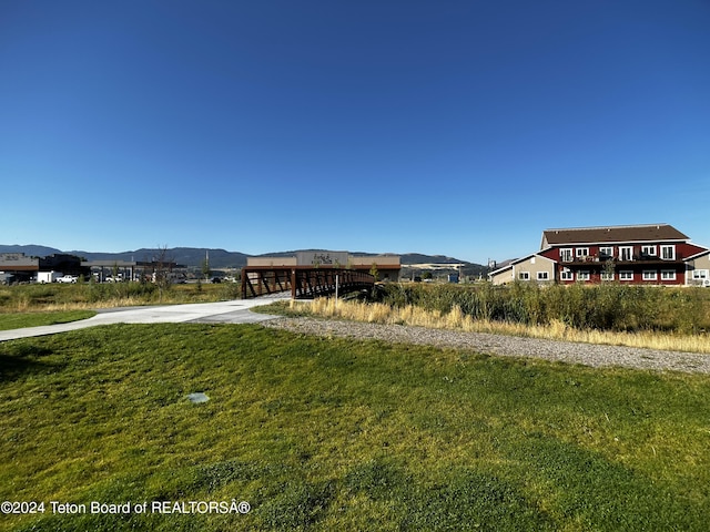 view of property's community featuring a mountain view and a yard