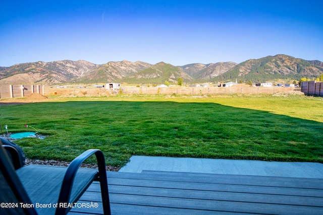 view of yard featuring a mountain view