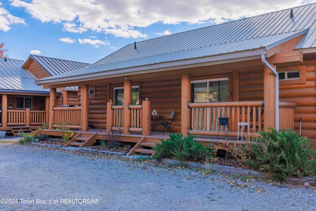 view of front of property featuring a porch