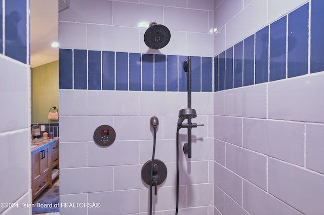 details featuring tiled shower