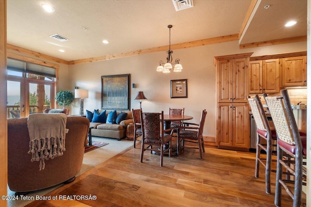 dining room featuring an inviting chandelier, light wood-style flooring, visible vents, and recessed lighting