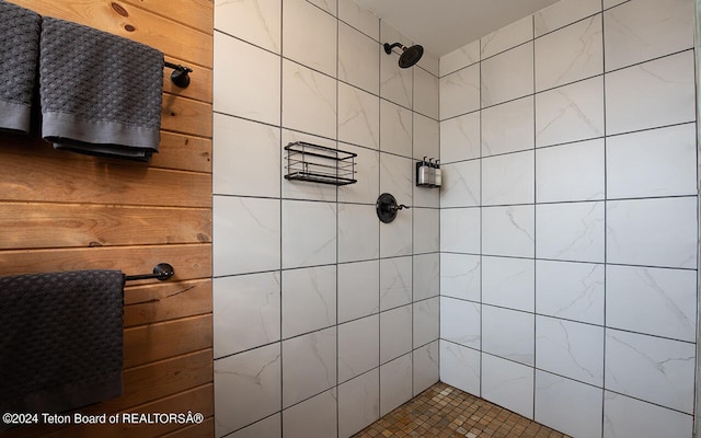 bathroom featuring a tile shower