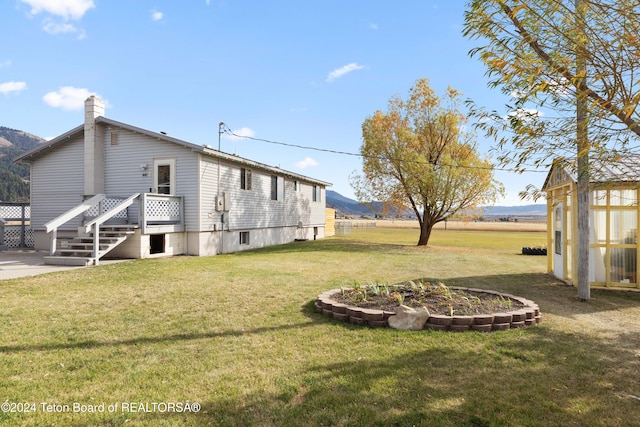 view of yard with a mountain view