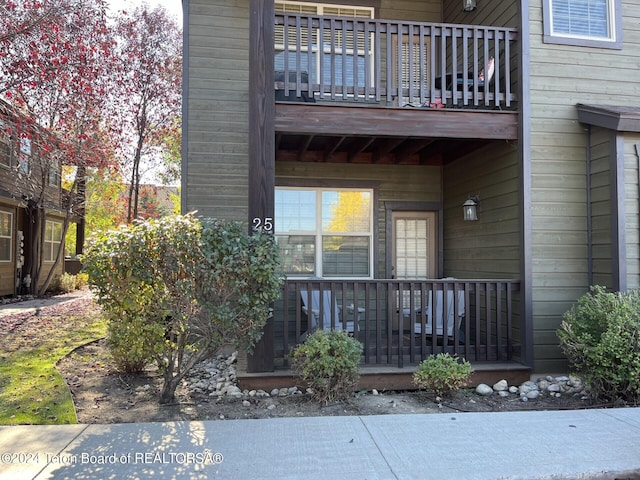 property entrance featuring a balcony