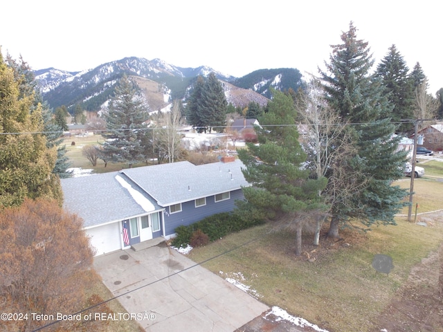 drone / aerial view featuring a mountain view