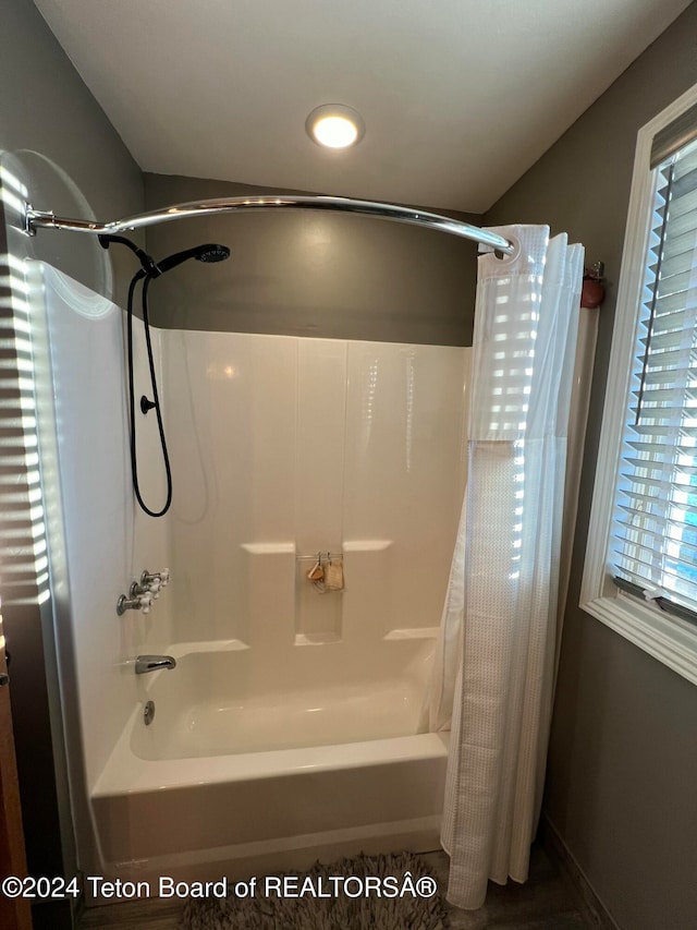 bathroom with shower / bath combo