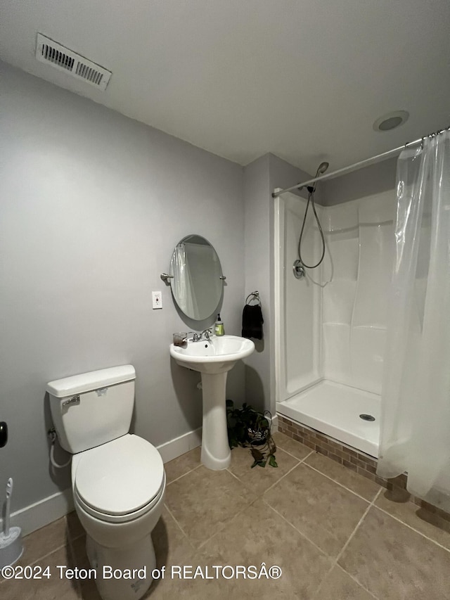 8 S Kicking Bird Rd, Pinedale, WY 82941 - full bath featuring tile patterned flooring and a shower with shower curtain