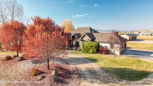 view of front facade featuring a mountain view and a front yard