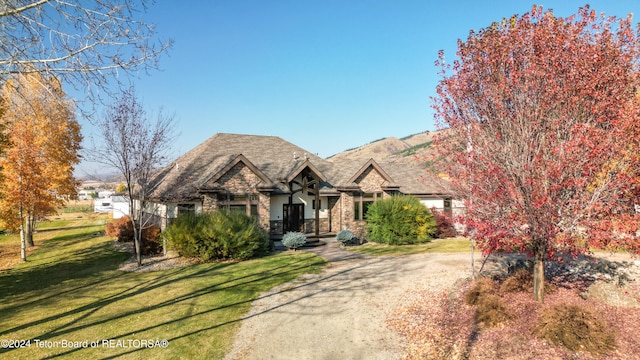 view of front of house featuring a mountain view and a front lawn